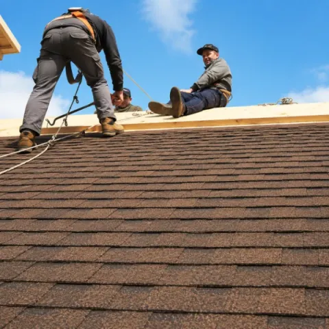 Artisan couvreur Maransin réalisant la pose d'une toiture en tuiles
