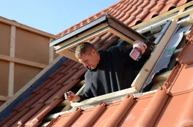 Pose de fenêtre de toit et velux par un couvreur à Maransin